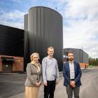 Arkivbild från invigningen. I bild; landshövding Helene Hellmark Knutsson, Vakins projektledare Daniel Fredlander och Vakins vd Robert Hansson framför det utbyggda vattenverket Foto: Vakin