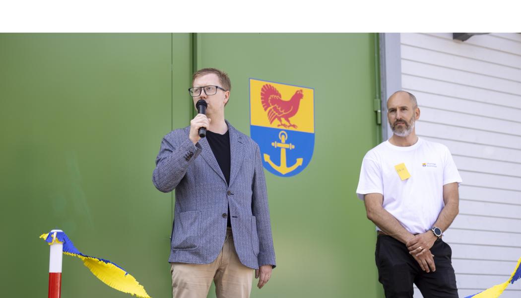 Martin Strömvall, stadsbyggnadsnämndens ordförande, inviger Dalarö reningsverk. Foto: Haninge kommun