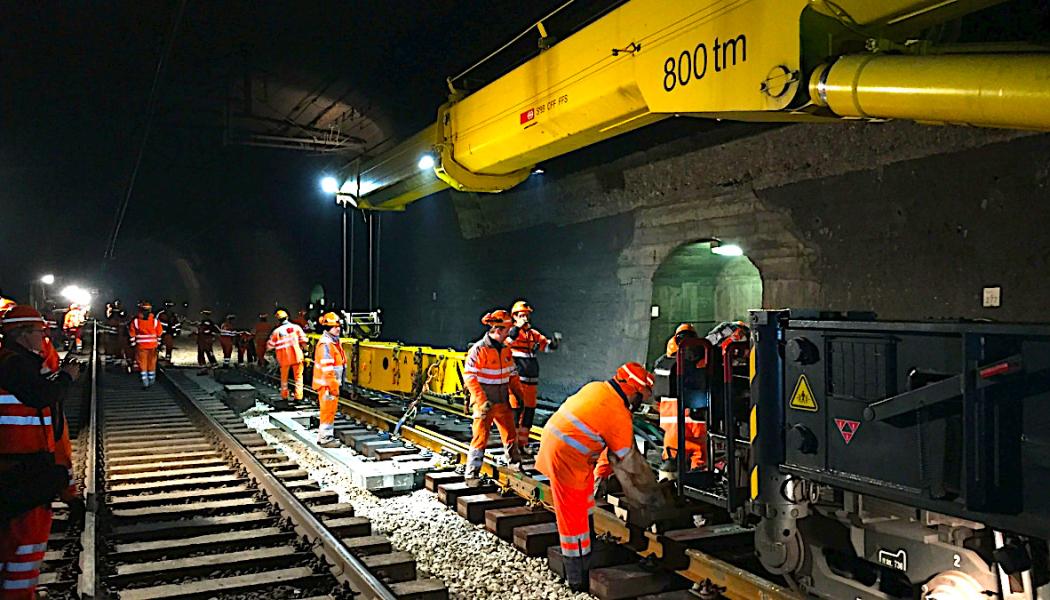 Rälsteamet installerar nya järnvägsspår i Hauensteins basistunnel i Schweiz: Foto: SBB/kredit: Christian Ginsig