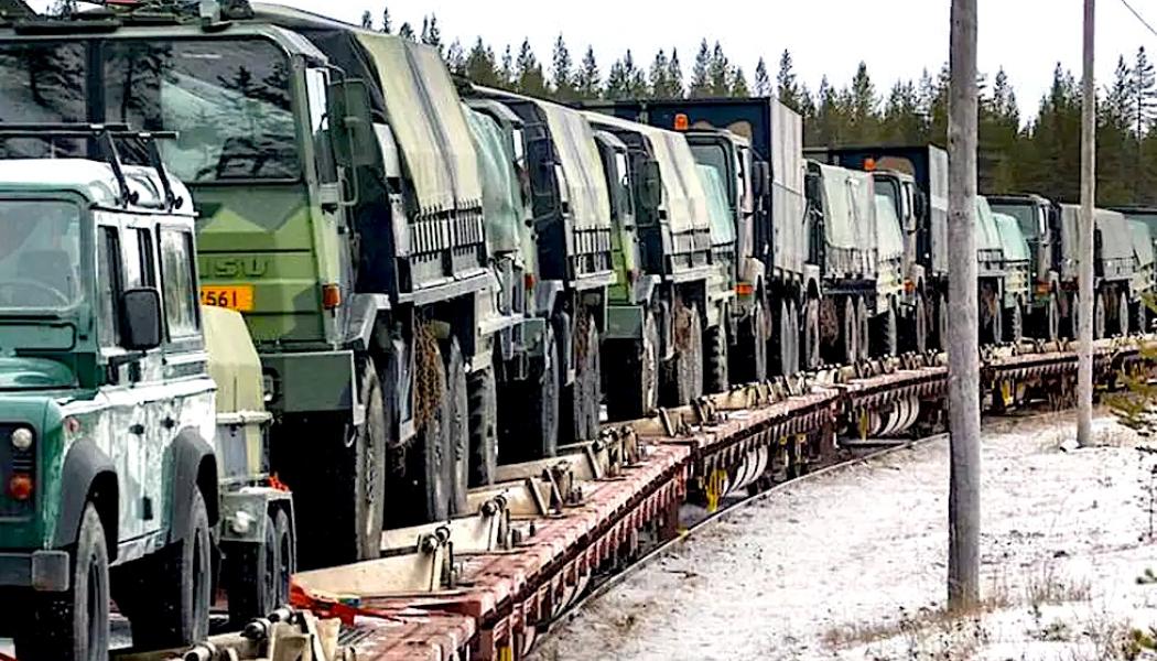 Finländska Försvarsmaktens utrustning på väg med tåg i Rovajärvi. FOTO: Finlands försvarsmakt 