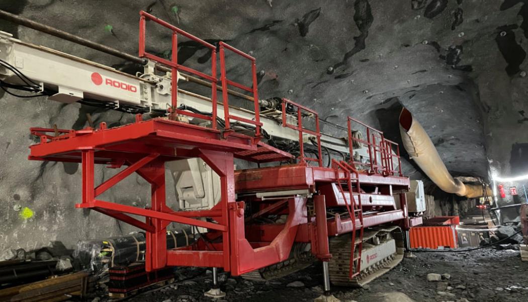 Med denna 38 ton tunga maskin borrades 39 meter långa hål för ett antal rör runt tunnelns profil. I rören pumpades sedan en blandning av salt och vatten som frös området till minus fem grader. När hela sträckan var nerfryst började arbetet med att spränga, lasta ut och förstärka. Arbetet pågick parallellt i båda blå linjens spårtunnlar nära Gullmarsplan i södra Stockholm. 
FOTO: OHLA

