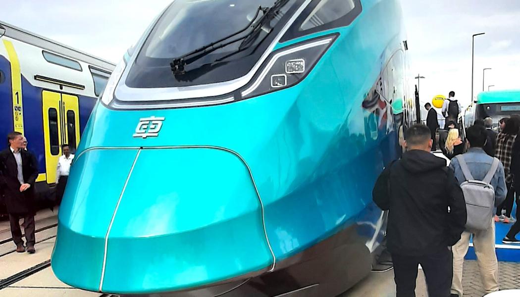 Det kinesiska företaget CRRC visade upp sitt senaste tillskott inom hållbar järnvägsteknik – CINOVA H2, världens första vätgasdrivna intercity-tåg. 
Foto: Markku Björkman
