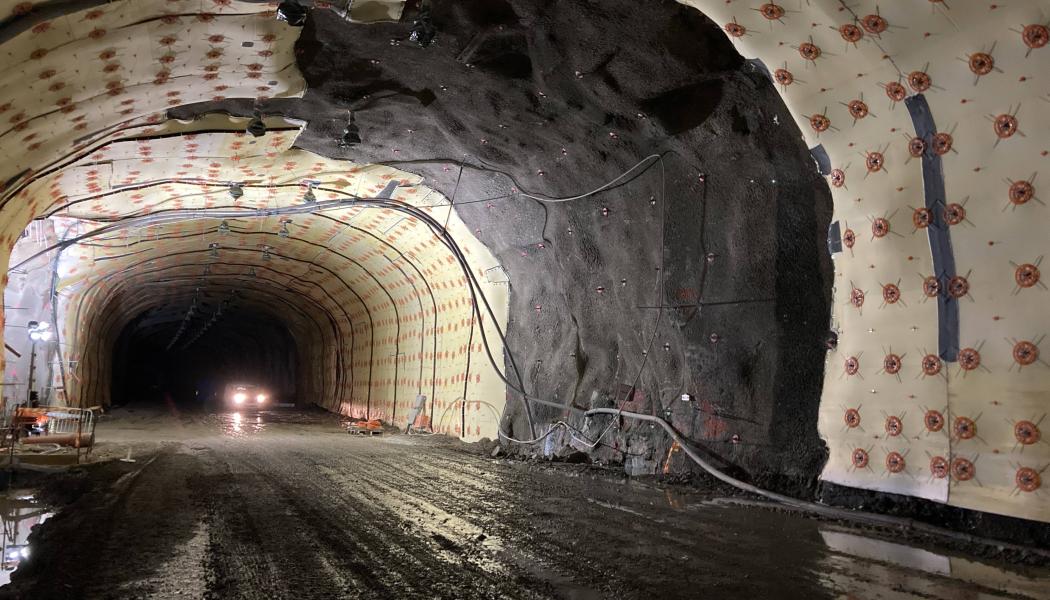 90 procent av bergtunnelns tak och väggar är täckta med dränmattor. Deras funktion är att förhindra dropp i spårtunneln. Syftet är att skydda fordon, känslig utrustning och installationer från istappar. 
FOTO: Trafikverket
