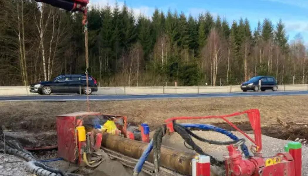 Här ska ett rör dras under en väg utanför Osby. Den schaktfria tekniken är Hammarborrning.
FOTO: Styrud
