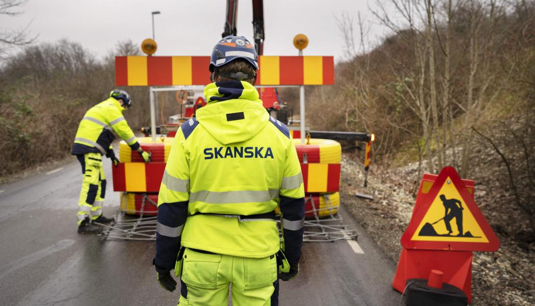 Med hjälp av LED-lampor hoppas nu Sveriges Branschförening för Säkrare Vägarbetsplatser, SBSV, kunna höja säkerheten för personalen utmed vägarna.
FOTO: Skanska

