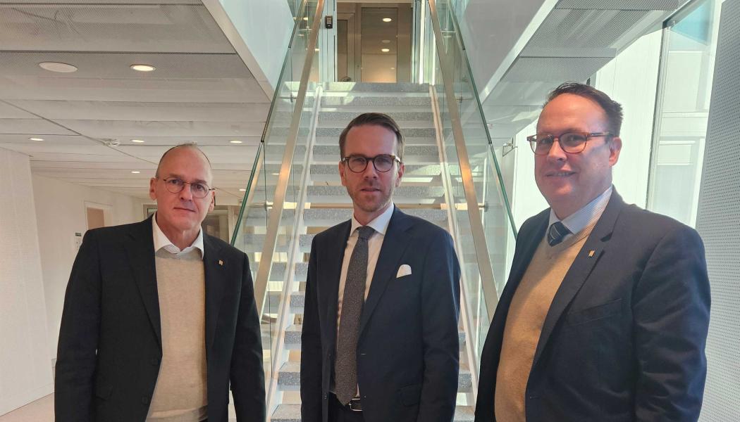 På bilden syns från vänster. Ulric Långberg, Samhällspolitisk chef, Sveriges Åkeriföretag. Andreas Carlson, Infrastruktur- och bostadsminister. Peter Svensson, Teknik och Infrastruktur, Sveriges Åkeriföretag. Foto:  Sveriges Åkeriföretag