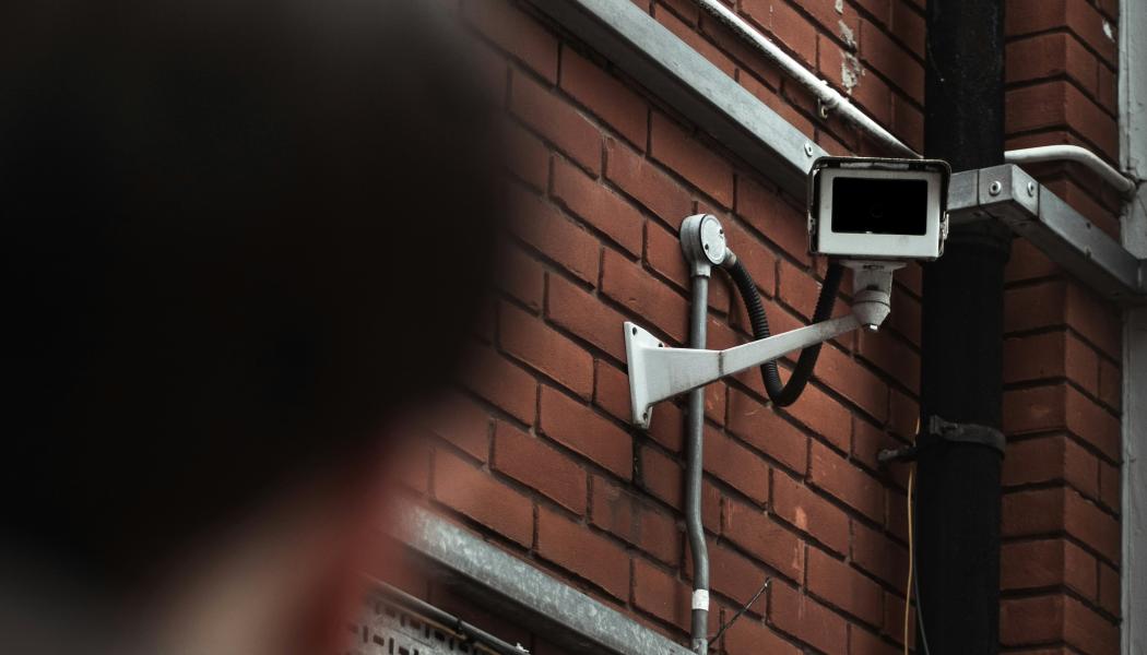 Med anledning av omfattande skadegörelse av stationshuset i Tranås kommer flera kameror att sättas upp. Foto: Danny Lines/Unsplash
