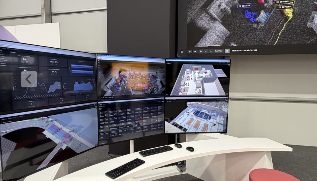 Outsights kontrollstation i Airport of the Future-zonen. På skärmarna visas den motional digital twin som skapas i realtid med hjälp av 3D-lidar: passagerarflöden, köstatistik, 3D-modeller av terminalytor och individuella spårnings-id:n. På den stora skärmen syns det råa punktmolnet där varje person representeras som ett färgkodat kluster. 
FOTO: Nicholas Christiansen
