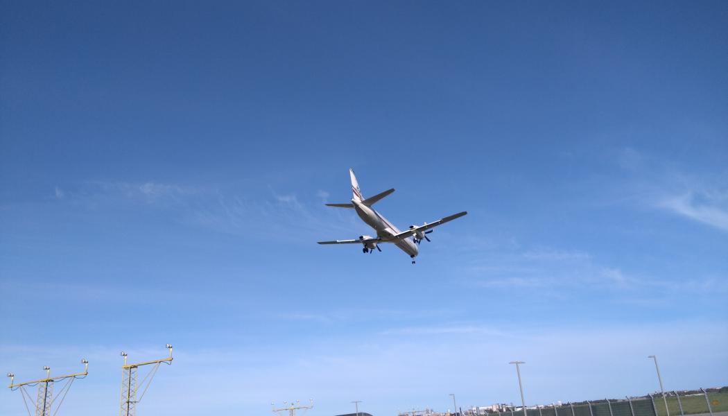 Skåne Aviations/Frost Airs flygplan från Malmö Airport kommer in för landning västerifrån på Bromma Flygplats.
FOTO: Stefan Carlsson
