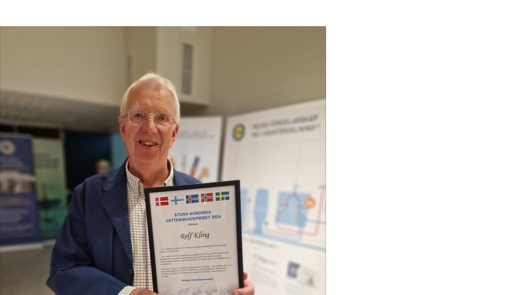 Kunskapsspridaren Rolf Kling med fick under stående ovationer motta Stora Nordiska Vattenskadepriset. Foto: Säker Vatten