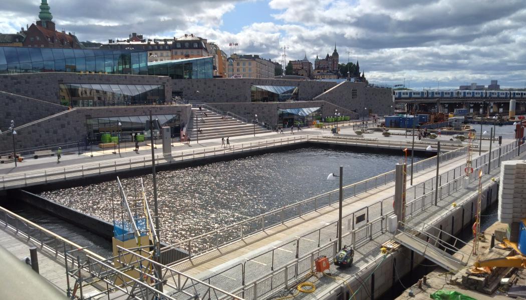 Mälartrappan ”klyver” byggnaden Mälartorget i två delar och utgör en förbindelse mellan Vattentorget och Södermalmstorg som ligger cirka 12 meter högre upp.
FOTO: Stefan Carlsson

