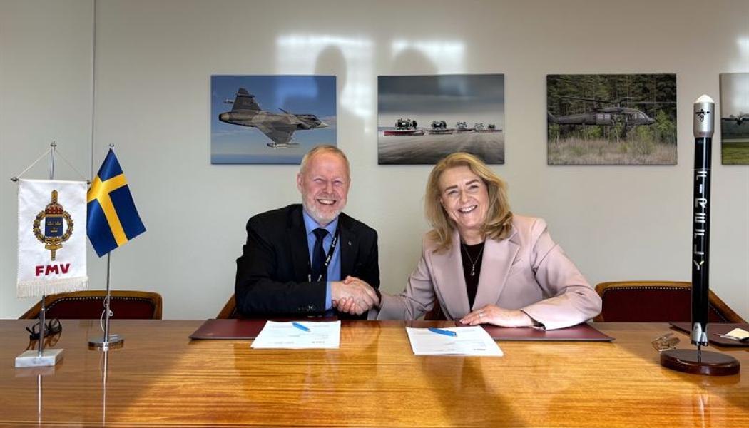 Kontraktsskrivning. Foto: SSC Space