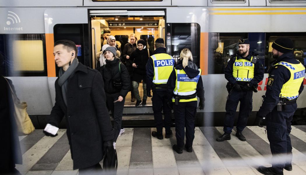 Johan Nilsson/TT: Polis och passkontrollanter på väg ombord för att kontrollera ett Öresundståg på station Hyllie i Malmö. Arkivfoto.