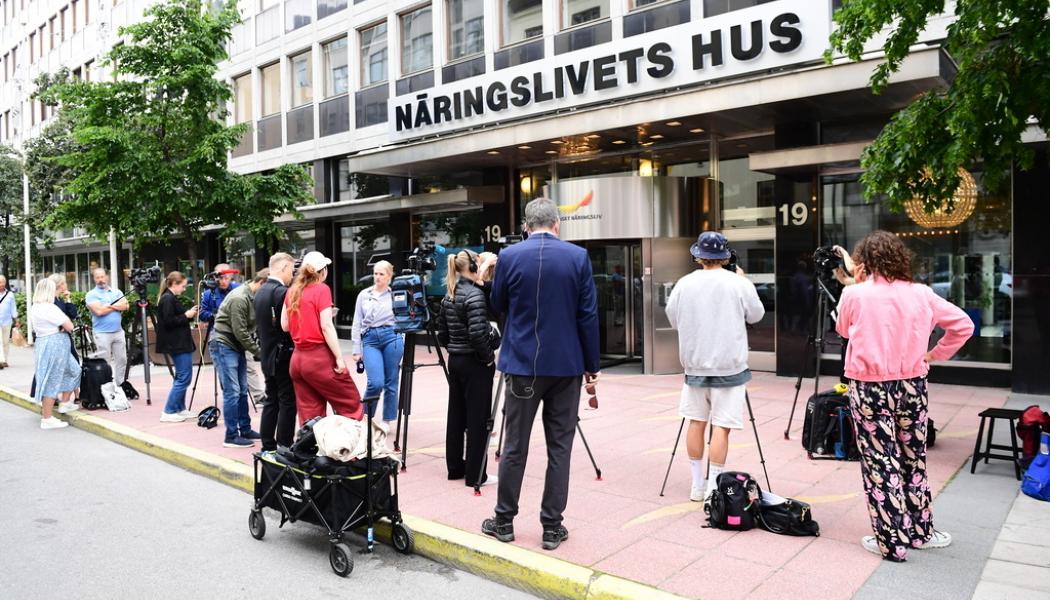 Chris Anderson/TT: Pressuppbåd utanför Näringslivets hus i Stockholm där förhandlingarna avslutats och besked om strejk kommit.