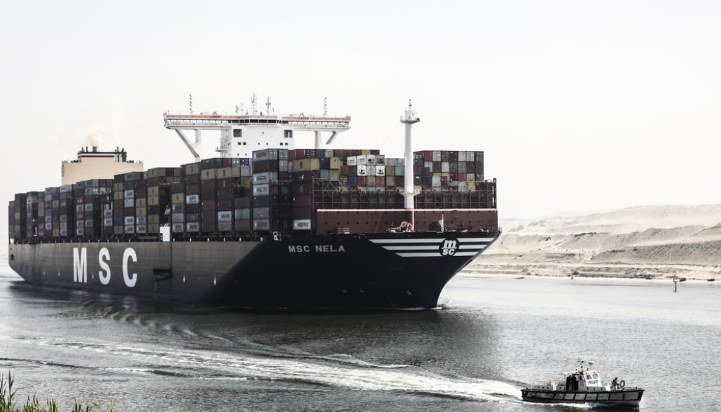 Mohamed Elshahed/AP/TT: Ett containerfartyg åker genom Suezkanalen. Arkivbild.