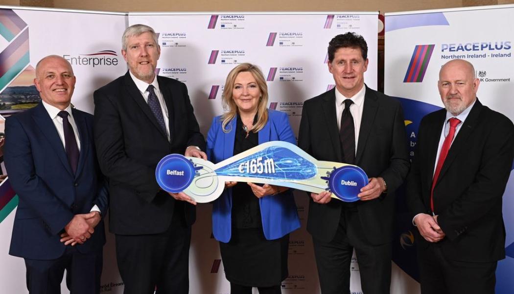 Parterna samlades i staden Armagh. De nya tågen är designade för att i framtiden kunna utvecklas till en helt elektrifierad järnvägskorridor över gränsen, vilket stödjer målet om koldioxidfri transport. Foto: Irish Rail