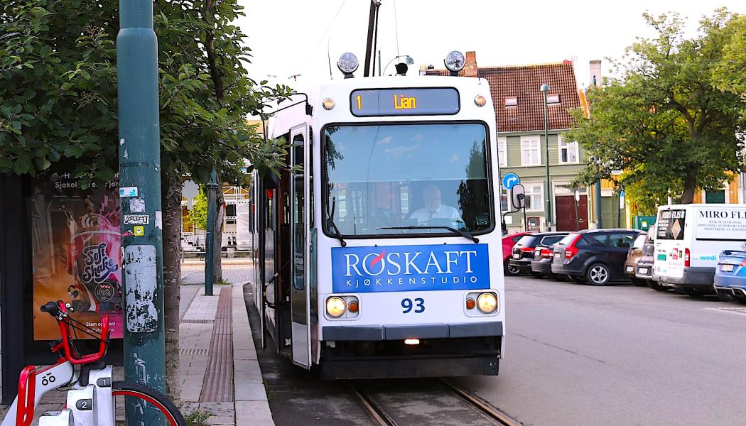 LHB-vagn 93 på Gråkallbanan i Trondheim (Norge) vid den stadsnära ändhållplatsen St. Olavs Gate. Wikipedia Common, kredit: Markus Giger