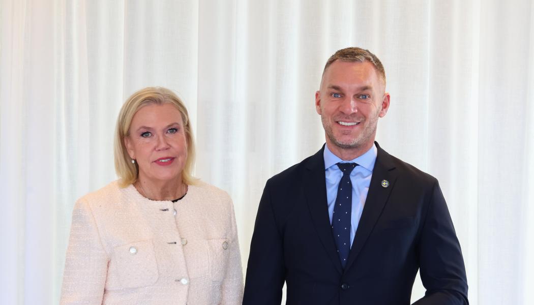 Post- och telestyrelsens nya generaldirektör Lena Nyberg och civilminister Erik Slottner. Foto: Hugo Rosell/Regeringskansliet