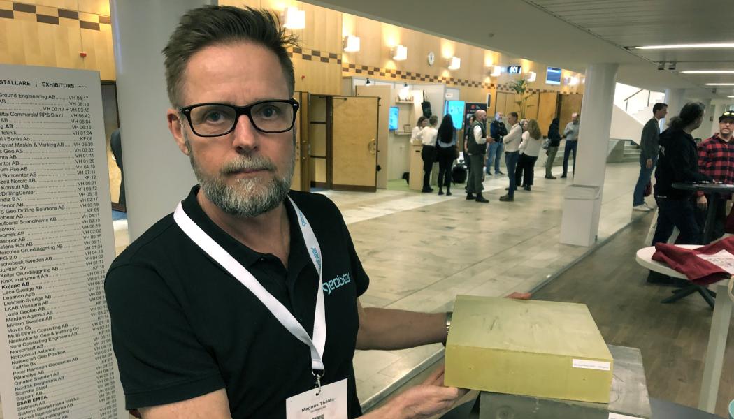 Magnus Thölen, Commercial Area Manager på Geobear visade upp prover på några av företa-gets geopolymerer på Grundläggarmässan. FOTO: ANDERS CARLSSON