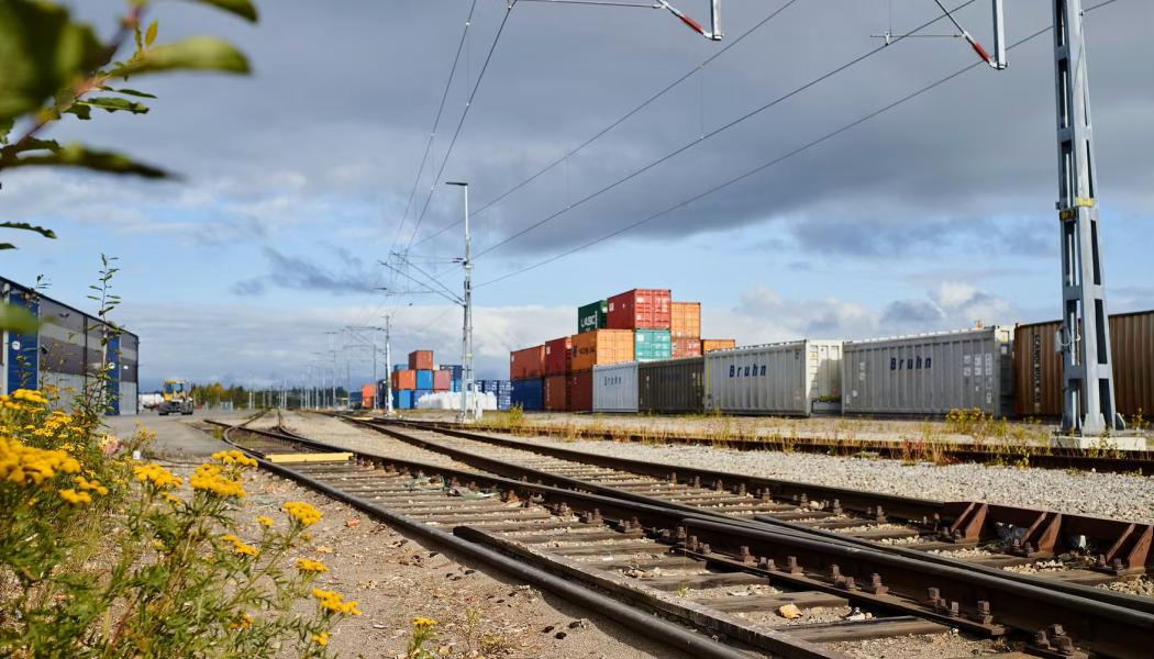 Den nya bron ska byggas över järnvägen och syftar till att förbättra tillgängligheten till Haraholmens industriområde och Piteå Hamn. Foto: Maria Fäldt