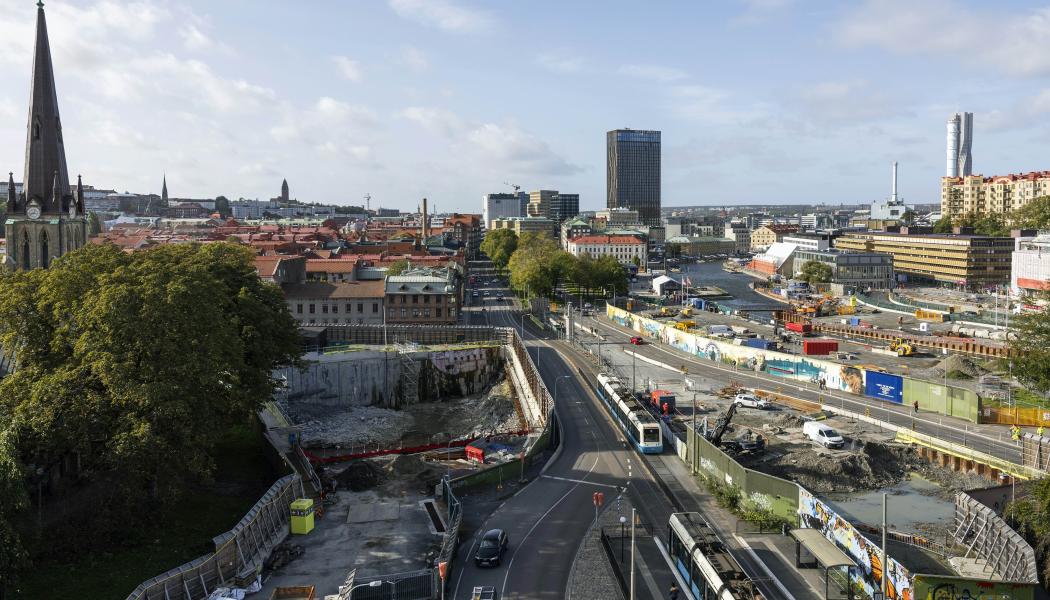 Delprojekt Rosenlund E09. Arbetsområdet sträcker sig från ytan intill Haga kyrka till vänster till och med Skattehuset, som delvis syns till höger på bilden. (Inklädd byggnad i vitt och rött).
FOTO: TRAFIKVERKET