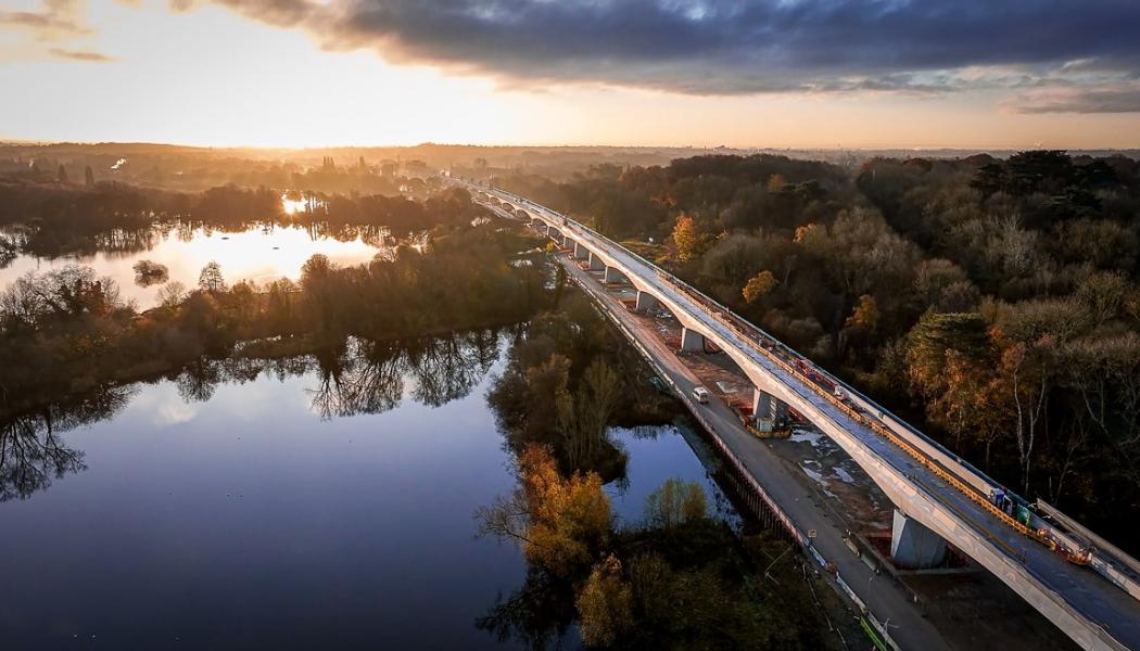 För att uppnå detta har HS2 Ltd arbetat nära med miljöexperter för att säkerställa att bron byggs på ett sätt som respekterar och skyddar den lokala miljön. Detta inkluderar återställning av naturområden och skapande av nya habitat för att kompensera för eventuella skador på den lokala floran och faunan. Foto: HS2-projekt