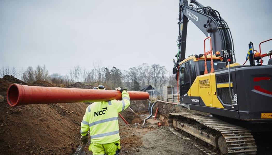 Uppdraget innebär ombyggnation av befintliga vatten- spillvatten- och dagvattenledningar på Artillerigatan-Gjörloffsgatan i centrala Landskrona. Fotograf: NCC