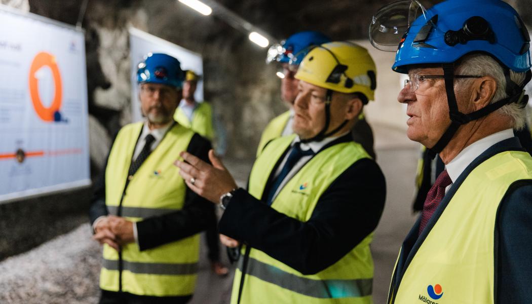 H.M. Konungen tyckte att Mälarenergis energilager var spännande och ställde många frågor av teknisk karaktär till Magnus Eriksson, vice vd för Mälarenergi. Foto: Henrik Mill