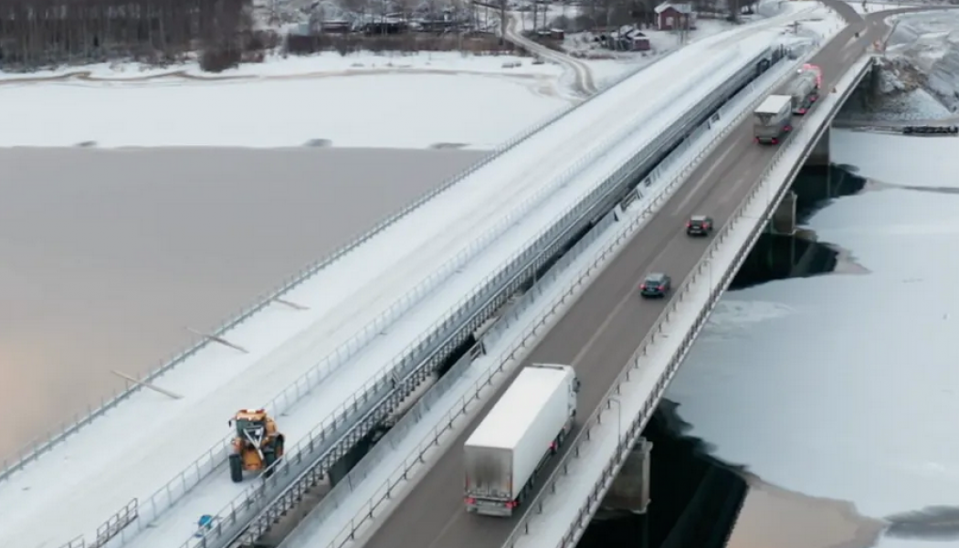 Forskare vid Luleå tekniska universitet samlar in mätdata vid gamla Kalixbron. Foto: LTU