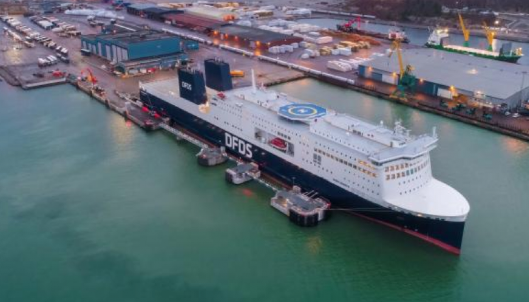 Nya färjan Aura Seaways gör sitt första anlöp i Karlshamns hamn med gods och passagerare. Foto: Karlshamns hamn 