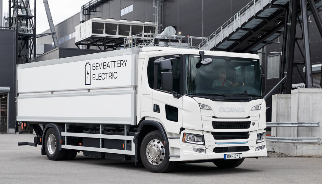Scania förser Falkenklev Logistik med laddutrustning till Sveriges största publika laddplats för el-​lastbilar. Foto: Scania