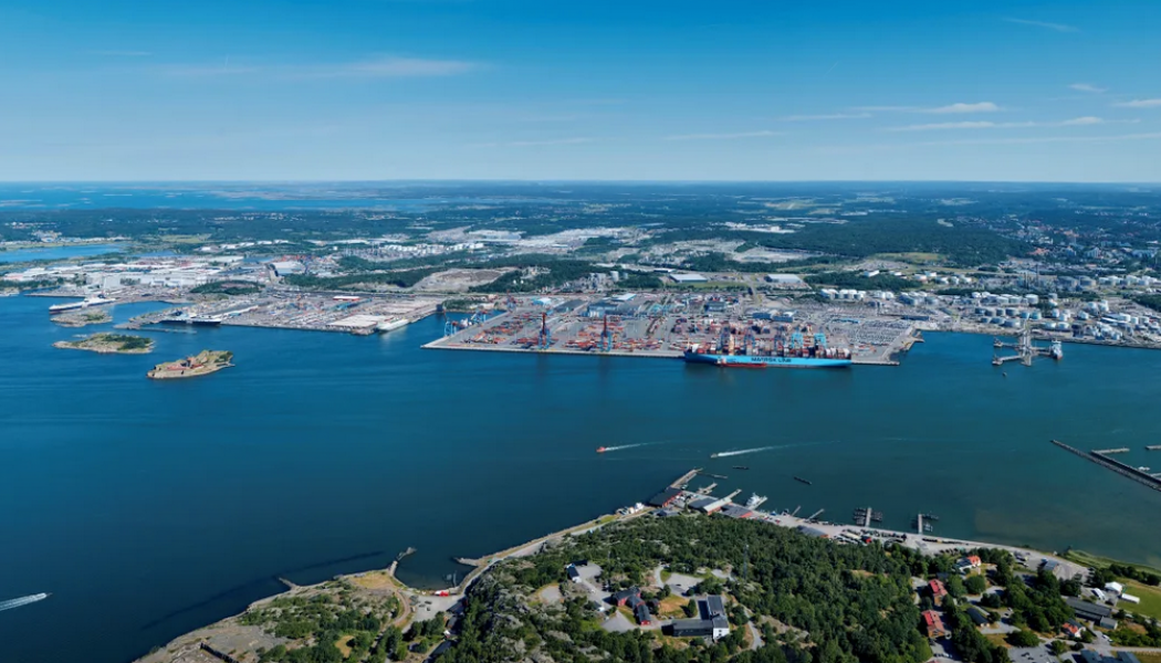 Göteborgs Hamn är Nordens största hamn och hanterar bland annat hälften av Sveriges totala containerhandel med utlandet. Bild: Göteborgs Hamn