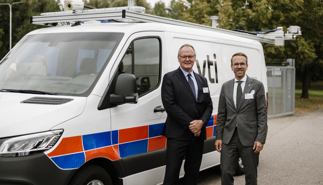 Tomas Svensson, generaldirektör VTI, och Andreas Carlson, infrastruktur- och bostadsminister, vid invigningen av den nya vägytemätbilen.​​​​​​​ Foto: VTI Foto: VTI