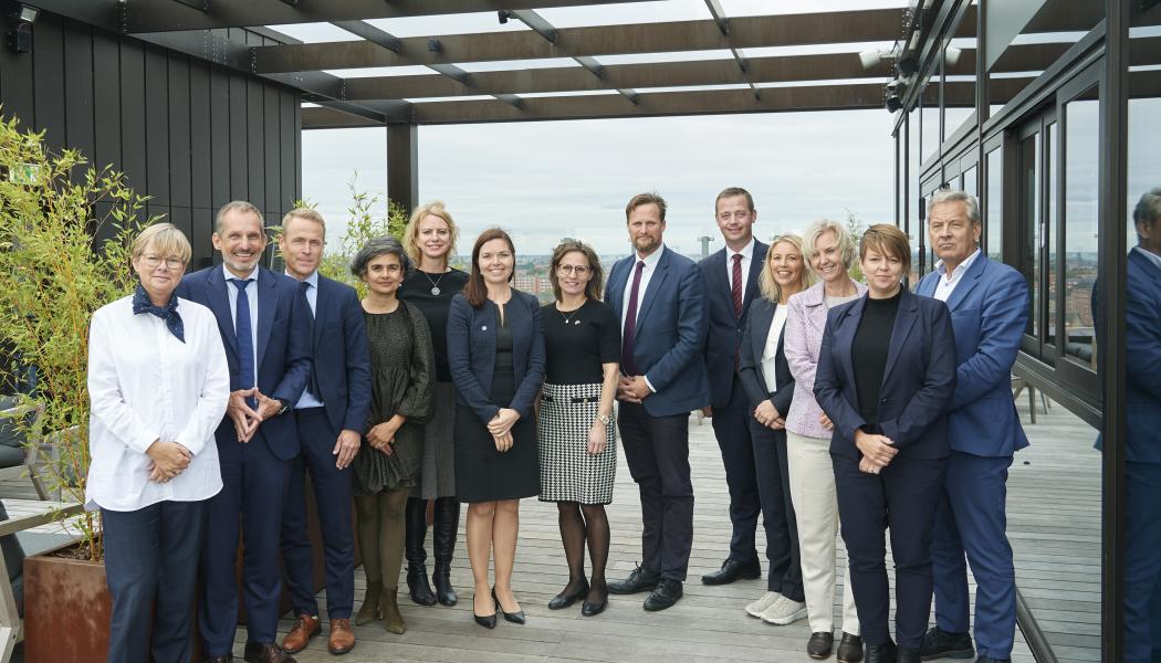 Från vänster Eva Egesborg Hansen, chef Nordisk Sekretariat, Udenrigsministeriet; Tue David Bak, Managing Director, Greater Copenhagen; Linus Eriksson, vd, Øresundsbro Konsortiet; Camilla Khokhar, vice direktör, Dansk Industri; Kristina Miskowiak Beckvard, Danmarks ambassadör till Sverige; Louise Schack Elholm (V), Danmarks minister för nordiskt samarbete; Jessika Roswall (M), Sveriges minister för nordiskt samarbete; Carl Johan Sonesson, ordförande Greater Copenhagen och regionstyrelsen i Region Skåne; Thomas Danielsen (V), Danmarks transportminister; Marie Trogstam, avd chef Hållbarhet och Infrastruktur, Svenskt Näringsliv; Charlotte Wrangberg, Sveriges ambassadör till Danmark; Katrin Stjernfeldt Jammeh, kommunstyrelsens ordförande i Malmö och styrelseledamot i Greater Copenhagen; Stephan Müchler, vd, Sydsvenska Industri- och Handelskammaren. Foto: Greater Copenhagen. Foto: Greater Copenhagen