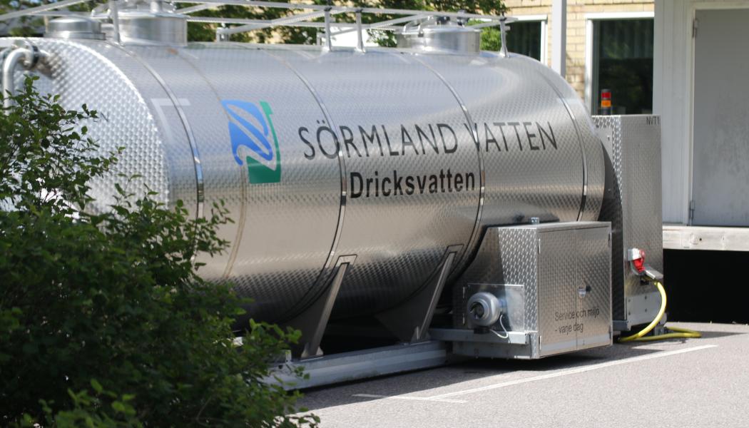 Stor trycksatt vattentank driver köket på Valla skola när det ordinarie vattnet är avstängt. Foto: Katrineholms kommun