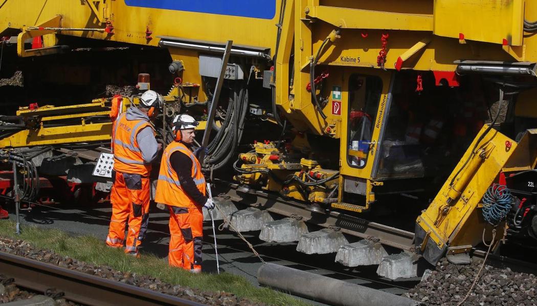 Arbetet med att förnya spåren innebär att Banedanmark kommer att genomföra arbetet på ett spår åt gången för att kunna upprätthålla tågtrafiken på sträckan. Detta kommer att innebära dagliga varningar via ett larmsystem när tåg passerar arbetsplatsen. Foto: Banedanmark