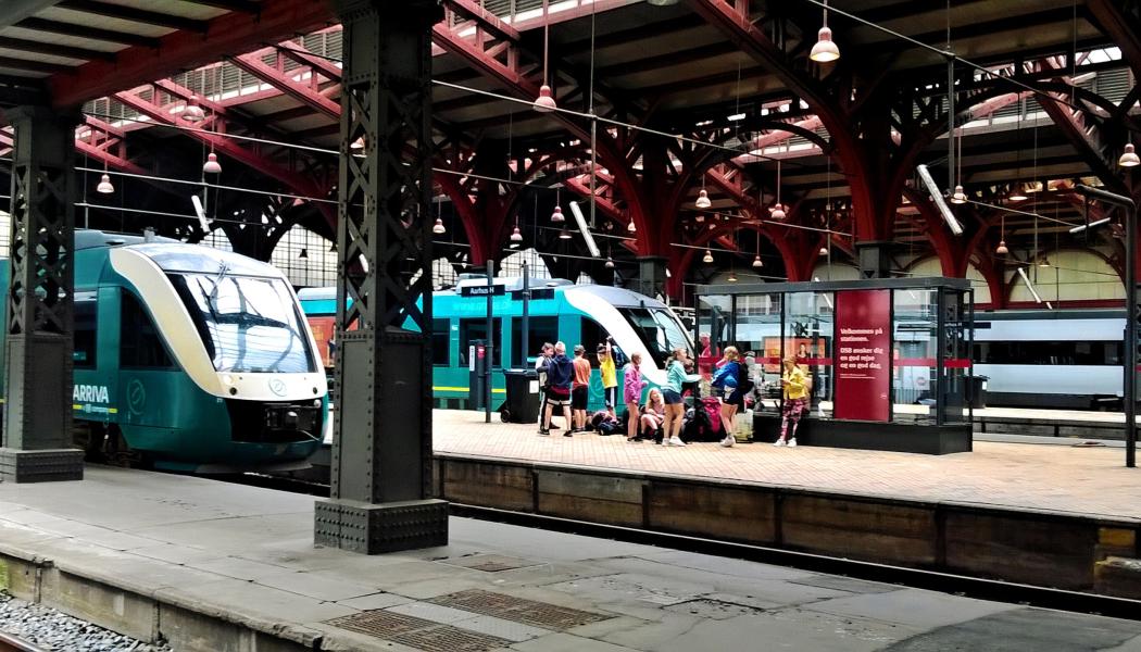 Århus centralstation (danska: Aarhus Hovedbanegård; även Aarhus H) är centralstationen i staden Århus på Jylland, Danmarks näst största stad. Den är en av de viktigaste knutpunkterna i regionen, och är med 8,3 miljoner passagerare/år den största järnvägsstationen utanför huvudstadsområdet. Foto: Wikipedia Common, kredit: Kenny Arne Lang Antonsen 