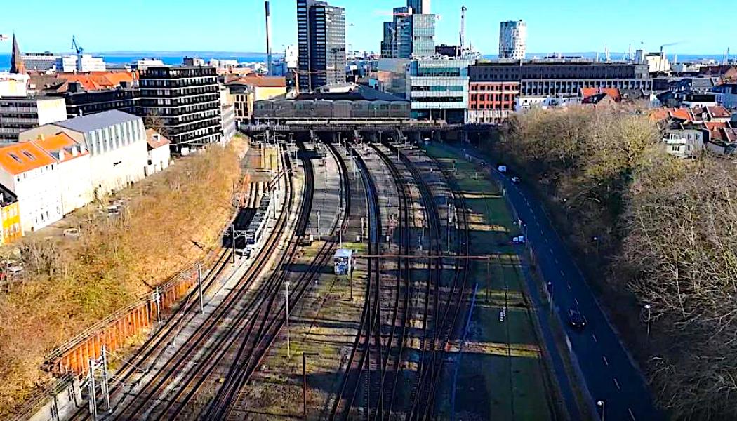 Järnvägsföretagen DSB och GoCollective har också förberett sig på störningarna. DSB erbjuder pendlare som reser mellan Skanderborg, Århus H och Hinnerup en ersättning på tjugofem procent under perioden med nedsatt trafik. Foto: Banedanmark