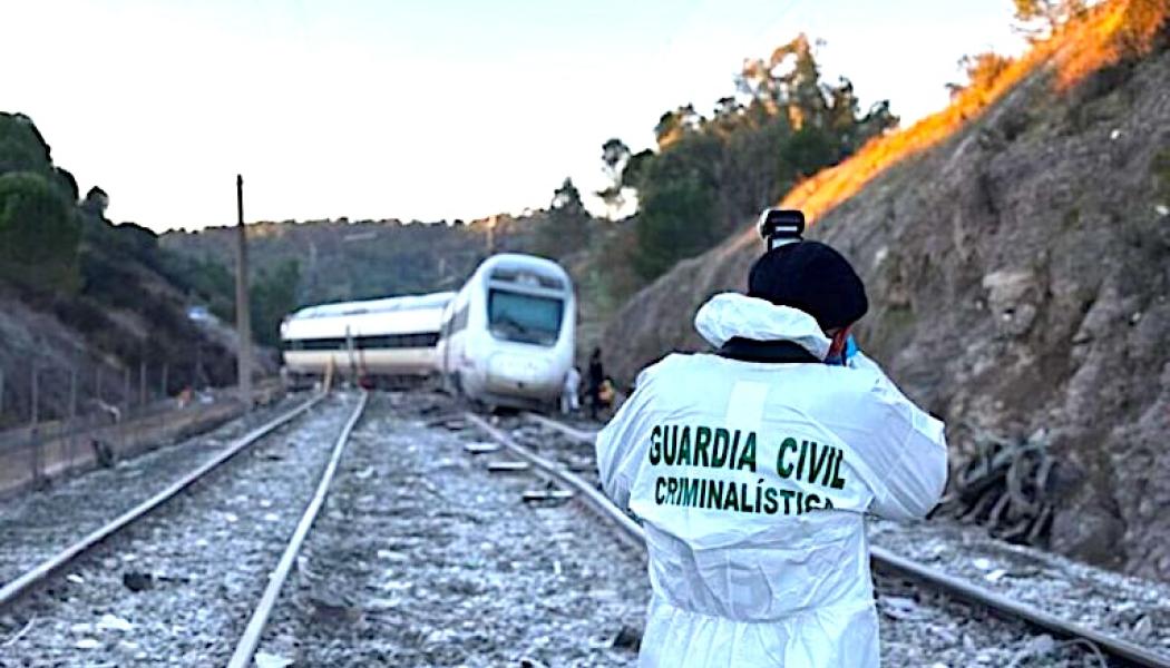 Undersökningsteamet vid olycksplatsen. Utredningen analyserar nu det specifika rälspartiet, som tillverkades 2023, för att avgöra om brottet beror på materialutmattning eller ett tillverkningsfel. Foto: Guardia Civil.