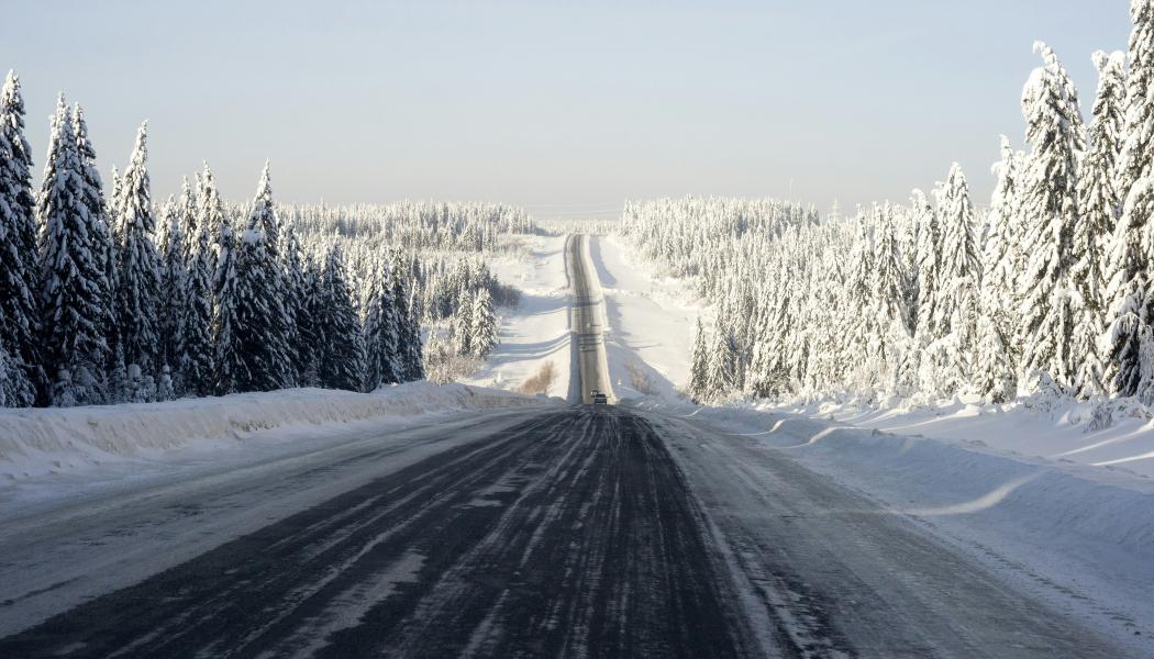 Tjälskador på vägar är ett stort problem i kalla klimat. Foto: aleksei zaitcev/unsplash