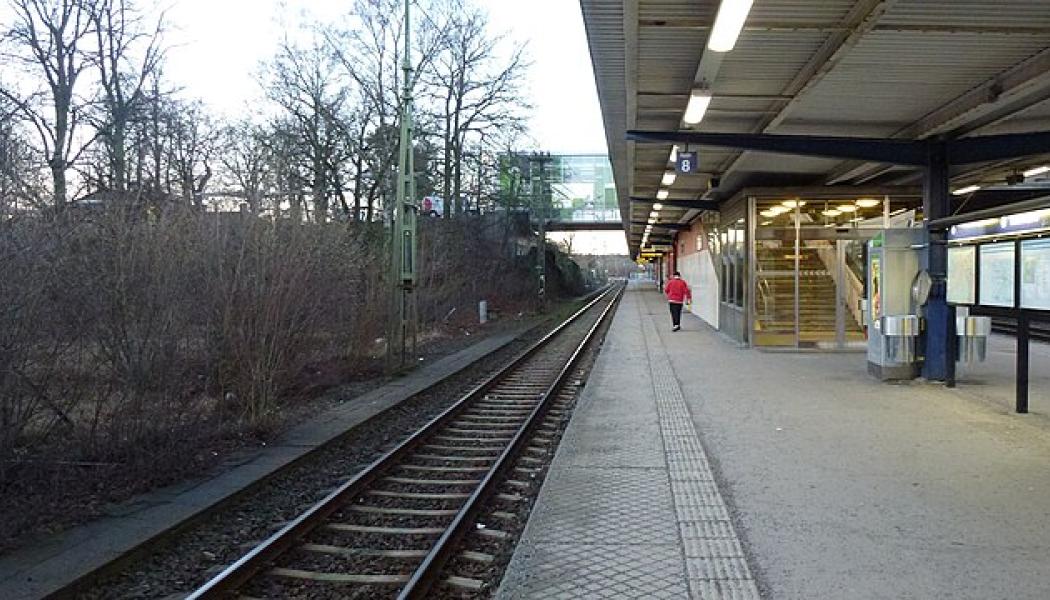 Stationen i Älvsjö kommer att placeras mellan gång- och cykelstråket Älvsjö Broväg och Stockholmsmässan. (till vänster i bild) Foto: Wikimedia Commons
