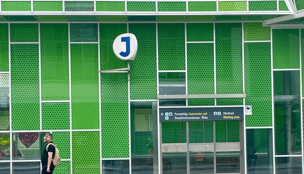 Den planerade tunnelbanestationen i Älvsjö kommer att ligga i nära anslutning till den befintliga pendeltågsstationen. Foto: Stina Wickenberg