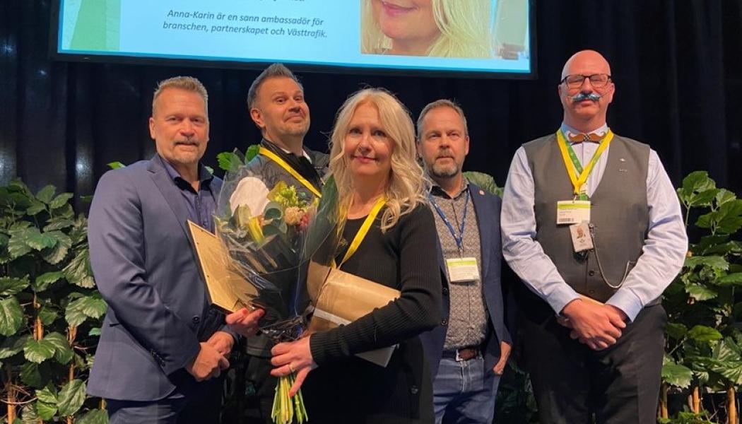 Diplom, blommor och applåder till utvecklingsledare Västtrafiks Anna-Karin Odinger. Foto: Svensk Kollektivtrafik