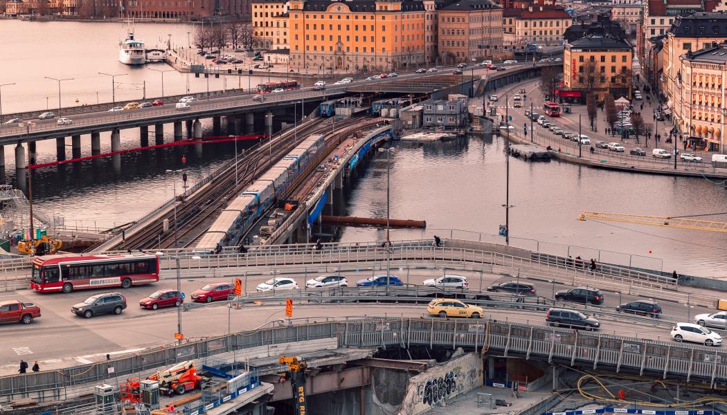 Trafikverket och Transportstyrelsen ska senast den 31 januari 2024 lämna en gemensam redovisning av uppdraget. Foto: marilia bognandi/unsplash