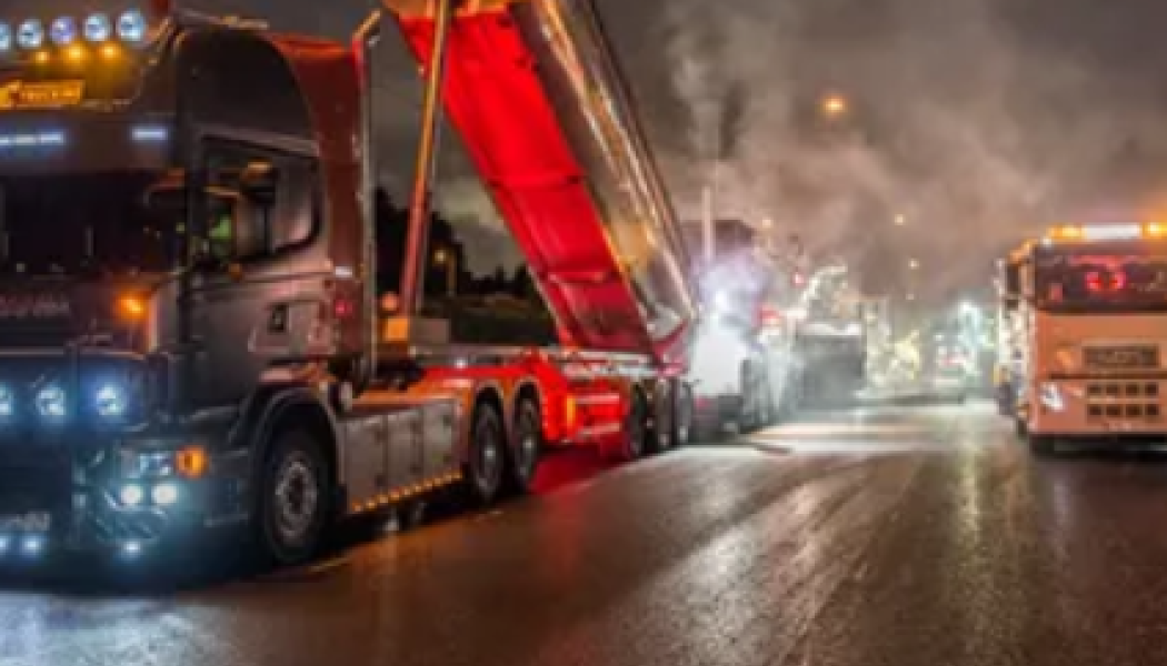 Trafikverket utför asfalteringsarbeten i Karlskoga. Foto: Trafikverket 