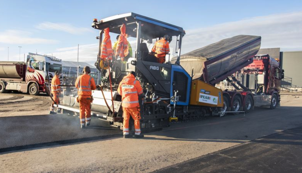 Läggaren kommer att bli den första eldrivna i den här storleken som fabrikstillverkas för marknaden kommer nu att testas under fyra veckor. Foto: Peab Asfalt