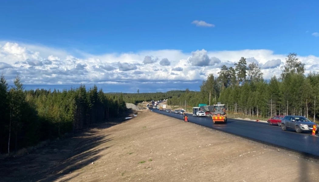 Nu återstår bara en kortare sträcka att asfaltera på väg 23. Foto: Trafikverket 
