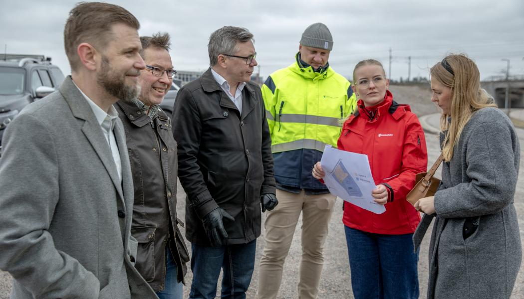 Johan Lindeberg, Christer Sundqvist, Johan Söderberg, Emil Pantzar affärsområdeschef Sörmland Vatten och Maja Larsson presenterar planerna för Katrineholms Återbrukanläggning. Foto: Katrineholms kommun