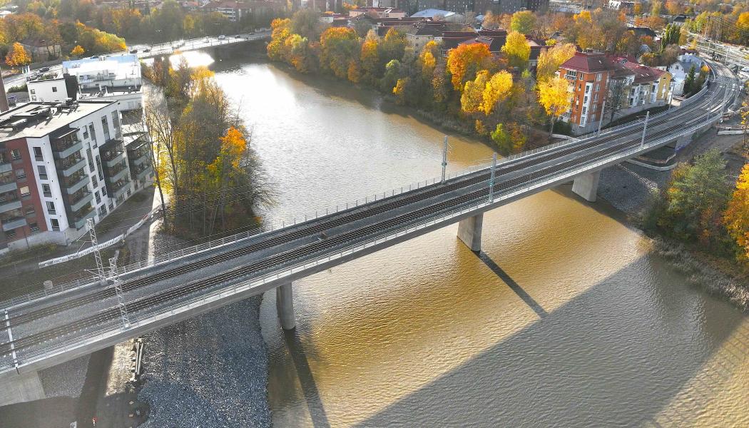 Auraåns järnvägsbro. Projektet genomförs under perioden 2021 till 2026 och har fått stöd från Europeiska unionen både i planerings- och byggskedet. Foto: Finlands Trafikledsverk (Väylävirasto)