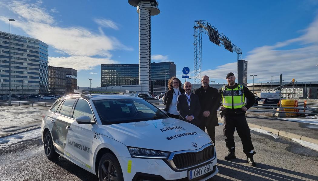 Från vänster: Lena Johansson, regionchef Öst, Yazdan Gilani, avdelningschef och säkerhetsansvarig Aviation, Håkan Lindoff, operativ chef Bevakning, och en av skyddsvakterna i uppdraget. Foto: AVARN